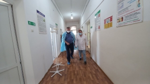 ЭДУАРД БУТБА ОЗНАКОМИЛСЯ С РАБОТОЙ ИНФЕКЦИОННОЙ БОЛЬНИЦЫ СТОЛИЦЫ В ПЕРИОД ПИКОВЫХ НАГРУЗОК