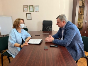 МИНИСТР ЗДРАВООХРАНЕНИЯ ЭДУАРД БУТБА С РАБОЧЕЙ ПОЕЗДКОЙ ПОСЕТИЛ ОЧАМЧЫРСКУЮ РАЙОННУЮ БОЛЬНИЦУ