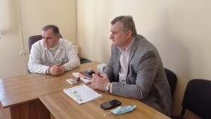 МИНИСТР ЗДРАВООХРАНЕНИЯ ЭДУАРД БУТБА ПРОВЕЛ РАБОЧЕЕ СОВЕЩАНИЕ В СУХУМСКОЙ ИНФЕКЦИОННОЙ БОЛЬНИЦЕ