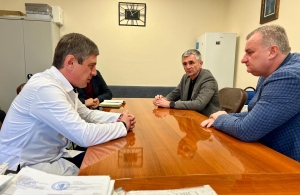 ЭДУАРД БУТБА И РАУЛЬ ЛОЛУА ОБСУДИЛИ РАБОТУ ЦРБ ГУДАУТСКОГО РАЙОНА